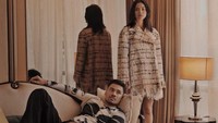 Tampak Chicco Jerikho berpose nyaman bersender di atas sofa sedangkan Putri Marino terlihat berdiri di sampingnya. Foto: (Instagram@chicco.jerikho)