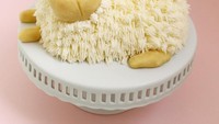Salah satunya seperti kue dengan bentuk domba ini, bulu domba dibuat seperti tumpukan karpet beludru berwarna putih. Kreatif, ya? Foto: Instagram @alanajonesmann