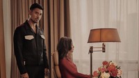 Chicco Jerikho dan Putri Marino melakukan pemotretan di salah satu kamar hotel. Foto: (Instagram@chicco.jerikho)