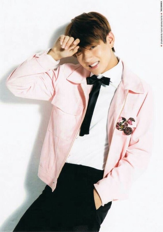 V tampak menggemaskan dengan jaket pink dan dasi serupa pita. Foto: Istimewa