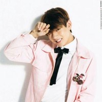 V tampak menggemaskan dengan jaket pink dan dasi serupa pita. Foto: Istimewa