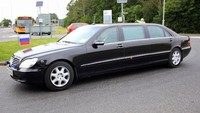 Setir mobil didesain dengan menggunakan koin emas serta segudang fitur keamanan yang bisa melindungi Presiden Rusia Vladimir Putin saat berada di dalam. Jika dijual di pasaran mobil memiliki harga yang cukup tinggi, yakni sekitar US$ 251.417 atau Rp 3,46 miliar. Foto: Istimewa