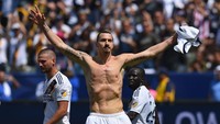 Yang suka Zlatan Ibrahimovic pasti suka juga kalau ia selebrasi sambil buka baju kan? Foto: Jayne Kamin-Oncea/Getty Images