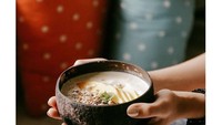 Pantas saja tubuhnya langsing, ngemilnya saja smoothie bowl. Semangkuk smoothie dengan irisan buah segar dan granola siap meluncur ke perut Jessica.  Foto: Instagram @jscmila