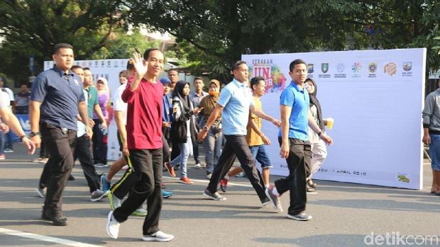 Jokowi dan Iriana Jokowi Jalan-jalan di CFD Solo