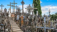 Dari banyaknya cerita yang beredar, cerita mengenai seorang anak yang sembuh karena ayahnya menancapkan salib di bukit tersebut adalah yang paling terkenal (Paul Stewart/BBC Travel)