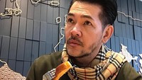 Melempar tatapan, ini pose Ferry saat sarapan di pagi hari. Lengkap dengan outfitnya yang tampak stylish. Foto: Instagram ferrysal1m
