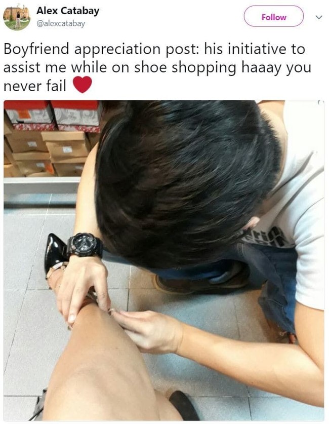 Saat shopping, staff tak selalu bisa membantu kamu mencoba produk. Di situ lah gunanya pacar yang setia dan baik hati seperti ini. Foto: Twitter