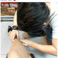 Saat shopping, staff tak selalu bisa membantu kamu mencoba produk. Di situ lah gunanya pacar yang setia dan baik hati seperti ini. Foto: Twitter