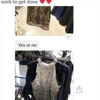 Wanita ini sedang banyak tugas dan tak sempat belanja. Untung pacarnya yang baik hati mau ke mal untuk membelikannya busana dress untuk pesta. So sweet, ya? Foto: Twitter