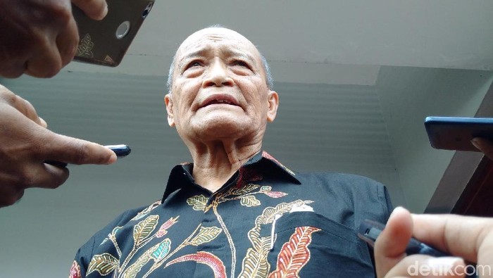 Foto: Buya Syafii mendesak Kominfo tutup akun medsos cuci otak teroris (Ristu Hanafi/detikcom) Foto: Buya Syafii mendesak Kominfo tutup akun medsos cuci otak teroris (Ristu Hanafi/detikcom)