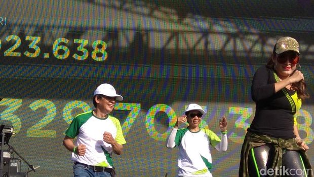Serunya Rini Soemarno Goyang Zumba di HUT Pegadaian