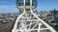 Wahana Bianglala Observasi Bintang Melbourne yang berlokasi di Docklands, Melbourne, Victoria berhenti beroperasi sekitar pukul 18.00 waktu setempat pada hari Sabtu (31/3/2018) dan akibatnya 95 orang terjebak didalam kabin wahana tersebut di ketinggian 120 meter dari tanah. (Foto: travelvictoria.au)