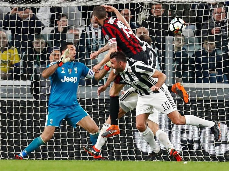 Foto: Skuat Merah-Hitam Tunduk di Kandang Tim Zebra