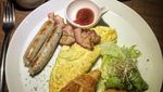 Tetap Menawan, Ini 10 Pose Keren Ferry Salim Saat Sarapan hingga Hangout