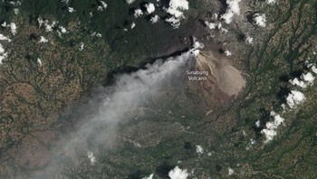 Penampakan erupsi Gunung Sinabung di Sumatera Utara. Foto: ESA/NASA