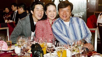 Ngemil Lolipop hingga Ngopi, Ini Gaya Keren Aktor Laga Legendaris Jackie Chan