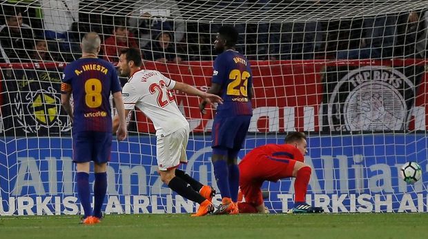 Penyerang Sevilla, Franco Vazquez, melesakkan gol keunggulan pertama Sevilla atas Barcelona. (