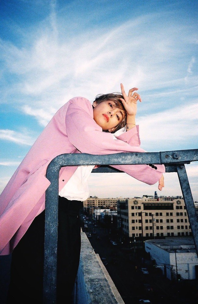 Apalagi V cukup sering menggunakan pose pusing kepalanya di berbagai pemotretan. Foto: Istimewa