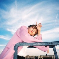 Apalagi V cukup sering menggunakan pose pusing kepalanya di berbagai pemotretan. Foto: Istimewa