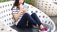 Pemilik nama lengkap Jessica Mila Agnesia ini sering membagikan fotonya bersama makanan dan minuman. Lihat nih pose santainya saat menyeruput segelas minuman dingin. Foto: Instagram @jscmila
