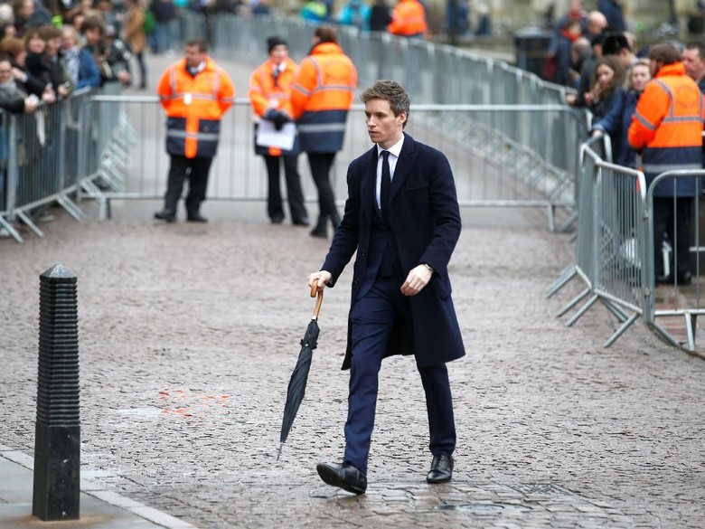 Punya Harta Rp 76 M, Eddie Redmayne Pilih Bepergian Naik Transportasi Umum Punya Harta Rp 76 M, Eddie Redmayne Pilih Bepergian Naik Transportasi Umum