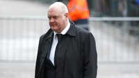 Komedian Dara O Briain hadir tak lama setelah para selebriti lain masuk ke lokasi. Foto: (Henry Nicholls/Reuters)