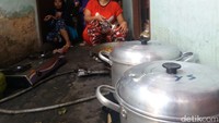 Para tetangga pun ikut membantu memasak sajian untuk para tamu (Foto: Arief Ikhsanudin/detikcom)
