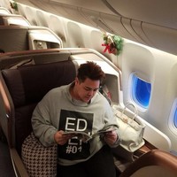 Presenter dan juga desainer Ivan Gunawan menikmati perjalanannya di angkasa dengan duduk di kursi first class dan ditemani tas Hermes Birkin 35 cm berwarna putih yang harganya mencapai US$ 21.750 atau sekitar Rp 300 juta. Foto: Instagram