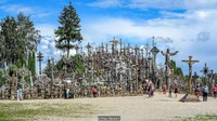 Terkenal dengan nama Hill of Crosses ada banyak versi tentang sejarah tempat ini (Paul Stewart/BBC Travel)
