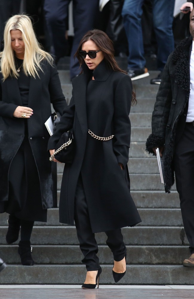 Berbusana serba hitam, Victoria Beckham menghadiri sebuah acara di London Fashion Week 2015 lalu. Terlihat tas yang dibawanya berjenis handbag dengan tali berantai. Namun, ia menentengnya seperti clutch.  Foto: Getty Images