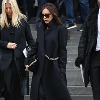 Berbusana serba hitam, Victoria Beckham menghadiri sebuah acara di London Fashion Week 2015 lalu. Terlihat tas yang dibawanya berjenis handbag dengan tali berantai. Namun, ia menentengnya seperti clutch.  Foto: Getty Images