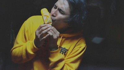 Dikenal dengan Tatonya, Ini Aksi Vicky Nitinegoro Makan Es Krim dan Ayam Goreng