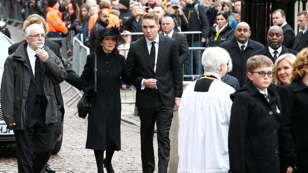 Eddie Redmayne hingga Elon Musk Hadiri Pemakaman Stephen Hawking
