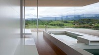 Ruang tamu atau ruang makan memiliki langit-langit setinggi 6 meter. Istimewa/designboom.