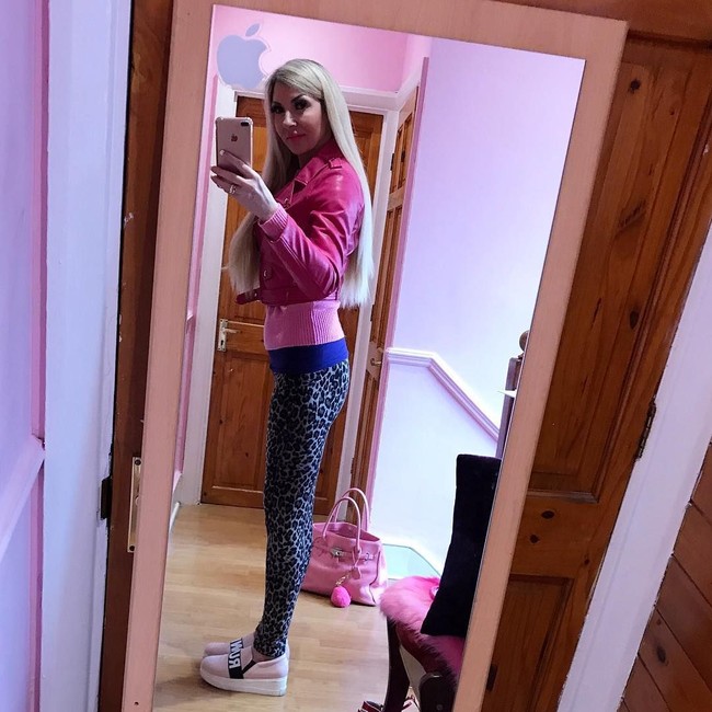 Di keseharian, Rachel pun tampil seperti Barbie dengan memakai baju serba pink. Foto: Instagram Gabriela Jirackova