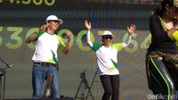 Rini tampak bersemangat menggoyangkan seluruh badannya didampingi oleh Direktur Utama PT Pegadaian (Persero) Sunarso.