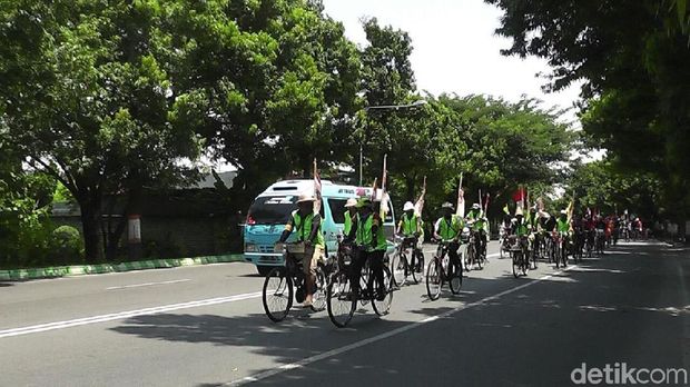 Peserta kirab Onthel Anyer-Bali tiba di Rembang