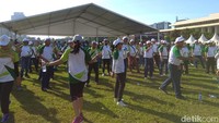Rini bersama para pegawai Pegadaian mengawali acara dengan melakukan senam zumba.