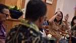 Momen Anies Belajar Bahasa Isyarat dari Teman-teman Tuli