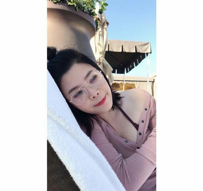 Sebelum melakukan operas plastik, Lyn mengaku tak percaya diri di foto hingga ia sering menutup hidungnya. Foto: Instagram Lyn