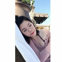 Sebelum melakukan operas plastik, Lyn mengaku tak percaya diri di foto hingga ia sering menutup hidungnya. Foto: Instagram Lyn