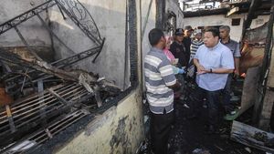 Anggota DPR Bantu Korban Kebakaran Taman Kota
