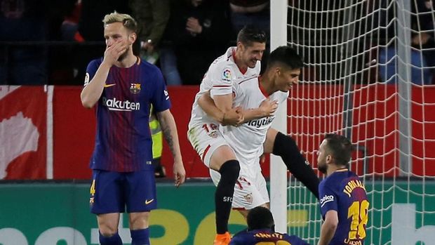 Sevilla mencetak gol kedua ke gawang Barcelona oleh Luis Muriel. (