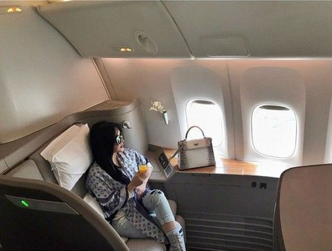 Terbang ke Los Angeles pada Juni 2017, Syahrini memakai scraf Louis Vuitton dan membawa tas Birkin Himalayan Nilo Crocodile berharga miliaran rupiah. Foto: Instagram