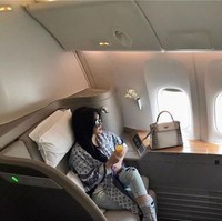 Terbang ke Los Angeles pada Juni 2017, Syahrini memakai scraf Louis Vuitton dan membawa tas Birkin Himalayan Nilo Crocodile berharga miliaran rupiah. Foto: Instagram