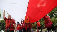 Sejumlah pemuda dari GPIB Imanuel juga membentangkan bendera Merah Putih raksasa.