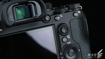 Kamera Alpha 7 III memiliki Tru-Finder XGA OLED dengan resolusi dan kontras tinggi dan sekitar 2,3 juta titik untuk reproduksi detil-detil yang akurat dan nyata. Foto: fengniao