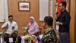 Momen Anies Belajar Bahasa Isyarat dari Teman-teman Tuli