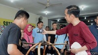 Selesai menyantap soto, Jokowi tidak langsung pulang. Jokowi sempat mengeluarkan hand phone miliknya dan nge-vlog. Jokowi merekam dan bertanya mengenai soto yang sedang dibuat oleh pedagang di warung soto tersebut. (Foto: Kris-Biro Pers Setpres).